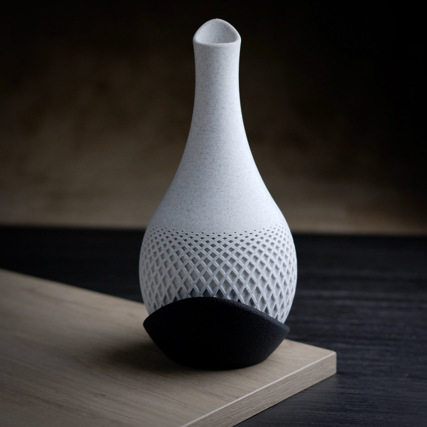 Aether Polygon Vase – Modern Dual-Tone 3D Printed Decor With Wrap Around Plate